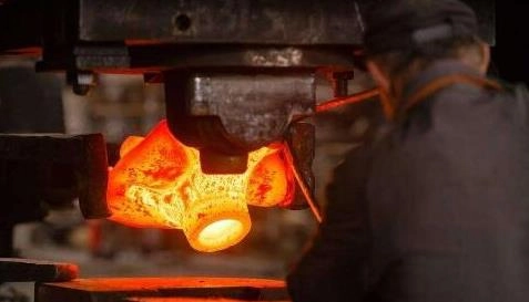 What is the difference between molding and casting